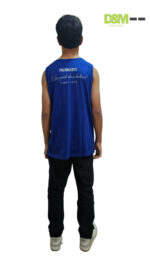 Costas da regata do uniforme da Escola Polivalente em SJN, com detalhes em azul.