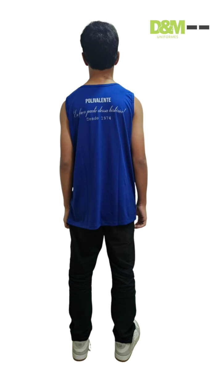 Costas da regata do uniforme da Escola Polivalente em SJN, com detalhes em azul.