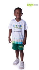 Uniforme da Escola Amarelinha em Bicas, camisa branca manga curta.