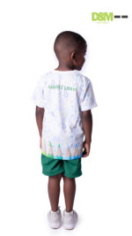 Uniforme da Escola Amarelinha com camisa branca de manga curta.