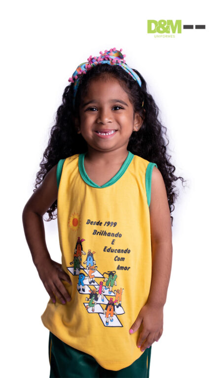 Regata amarela do uniforme da Escola Amarelinha em Bicas