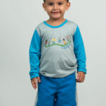 Camisa manga longa do uniforme escolar CMBEM com estampas e detalhes em azul.