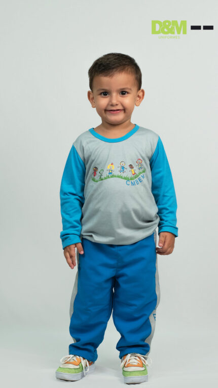 Camisa manga longa do uniforme escolar CMBEM com estampas e detalhes em azul.