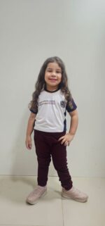 Camisa de manga curta do uniforme escolar da Escola Municipal em Bicas