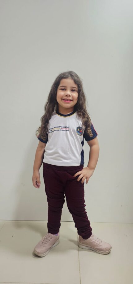 Camisa de manga curta do uniforme escolar da Escola Municipal em Bicas