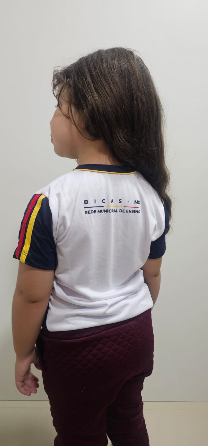 Camisa de manga curta do uniforme escolar da Escola Municipal de Bicas.