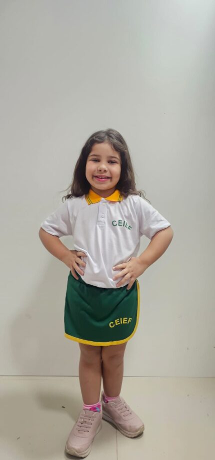 Camisa polo manga curta da Escola Amarelinha em Bicas, detalhe do uniforme.