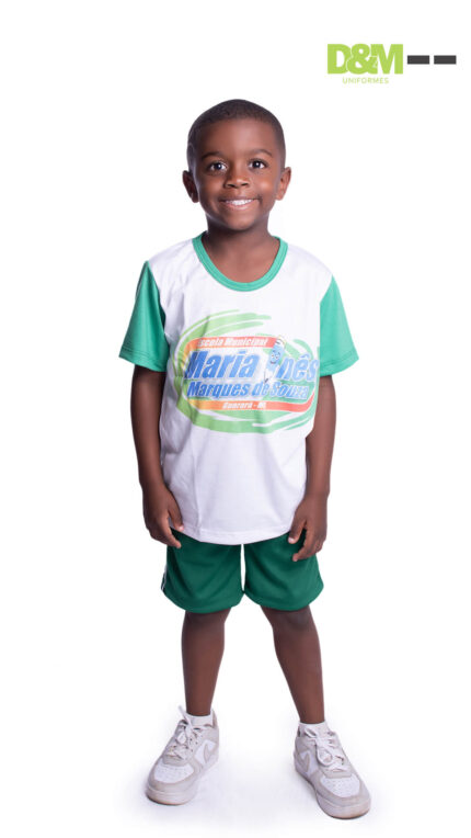 Alunos da Escola Maria Inês usando uniformes da D&M Uniformes Profissionais.