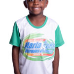 Grupo de alunos usando uniformes da Escola Maria Inês em ambiente escolar.