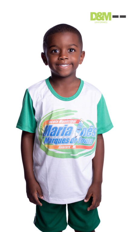 Grupo de alunos usando uniformes da Escola Maria Inês em ambiente escolar.