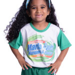 Uniformes profissionais da Escola Maria Inês em ambiente escolar.