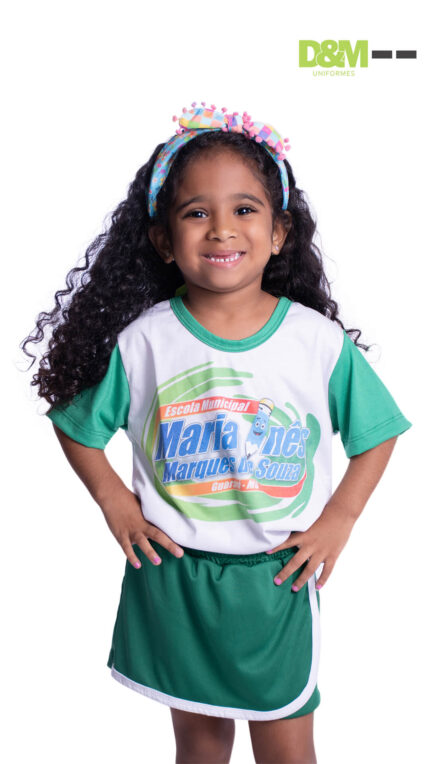 Uniformes profissionais da Escola Maria Inês em ambiente escolar.