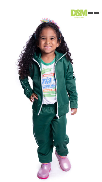 Alunos da Escola Maria Ines usando uniformes da D&M Uniformes Profissionais.