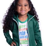 Grupo de alunos usando uniformes da Escola Maria Inês em ambiente escolar.