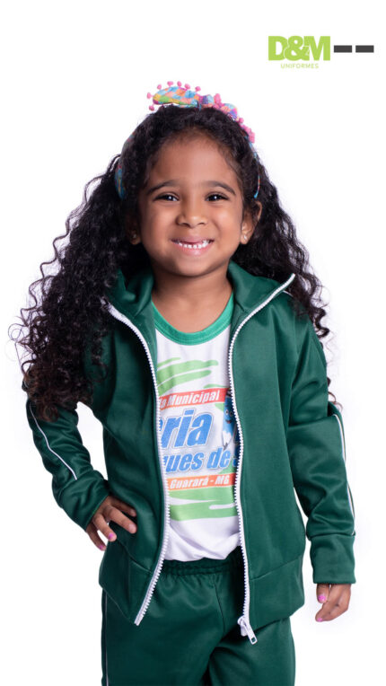 Grupo de alunos usando uniformes da Escola Maria Inês em ambiente escolar.