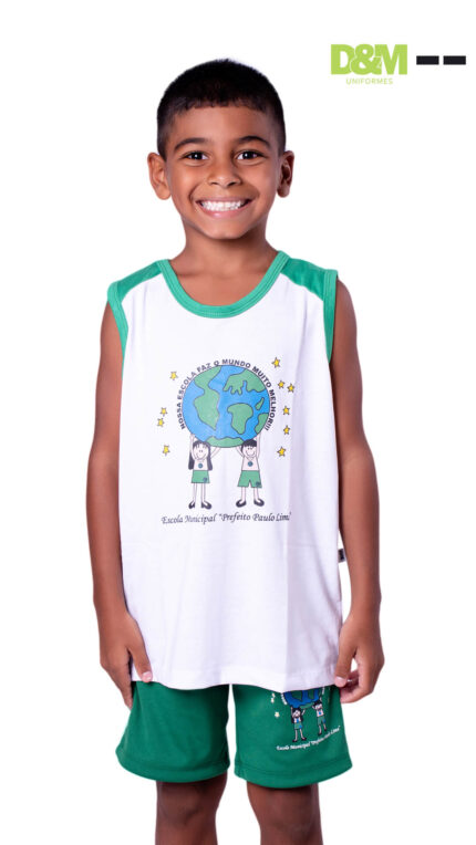 Menino usando uniforme escolar da D&M Uniformes Profissionais