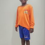 Uniforme da Escola Aquarela com design colorido e logo distintivo.