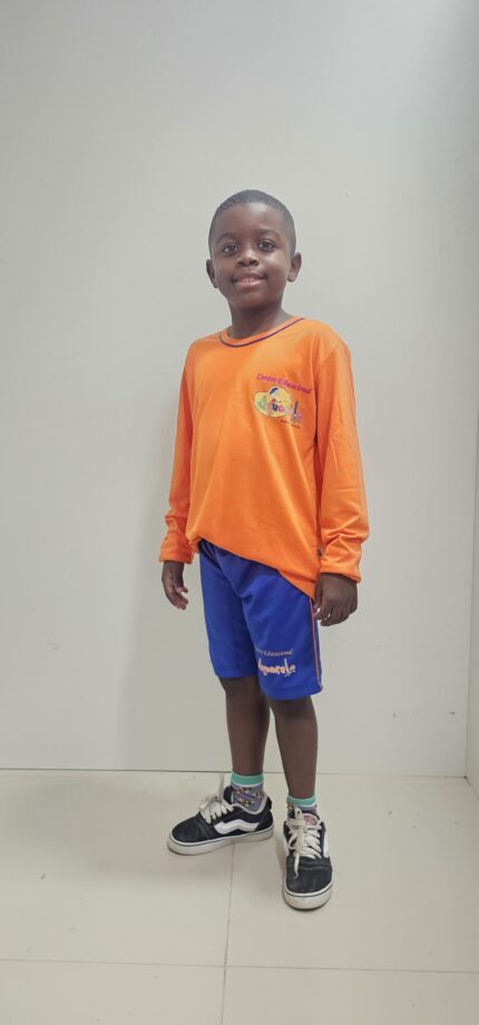 Uniforme da Escola Aquarela com design colorido e logo distintivo.