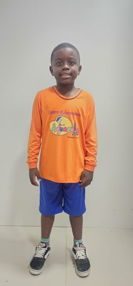 Uniforme da Escola Aquarela em Bicas, modelo colorido e confortável.