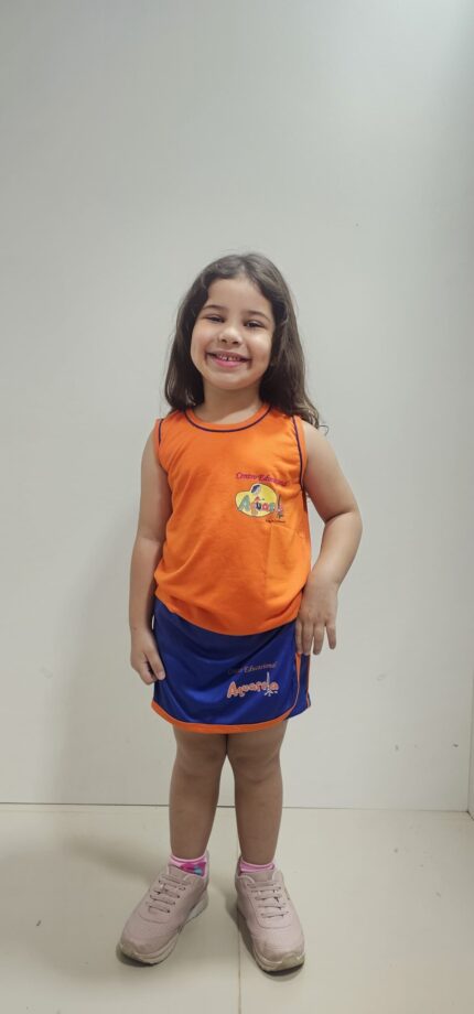 Uniforme da Escola Aquarela em Bicas, elaborado com design colorido e confortável.