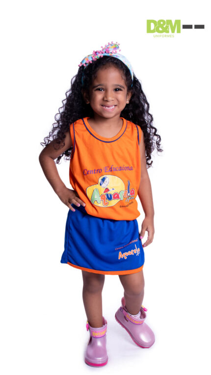 Uniforme da Escola Aquarela, mostrando colete e calça em cores vibrantes