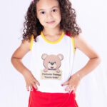 Short saia com estampa de ursinho, usado como uniforme escolar pré-escolar.