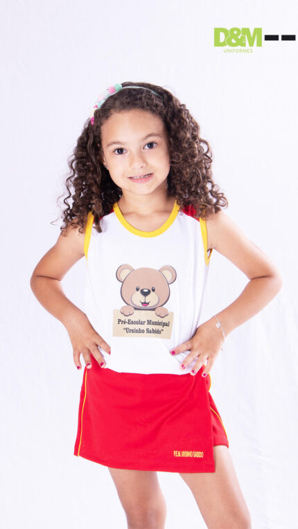 Short saia com estampa de ursinho, usado como uniforme escolar pré-escolar.
