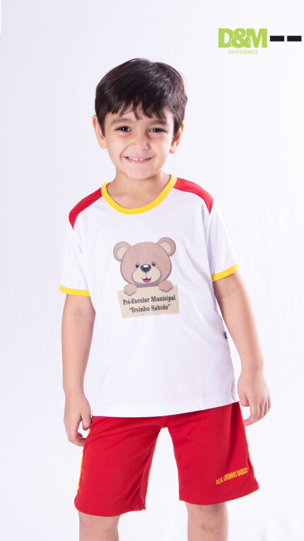 Uniforme pré-escolar com estampa de ursinho sabido.