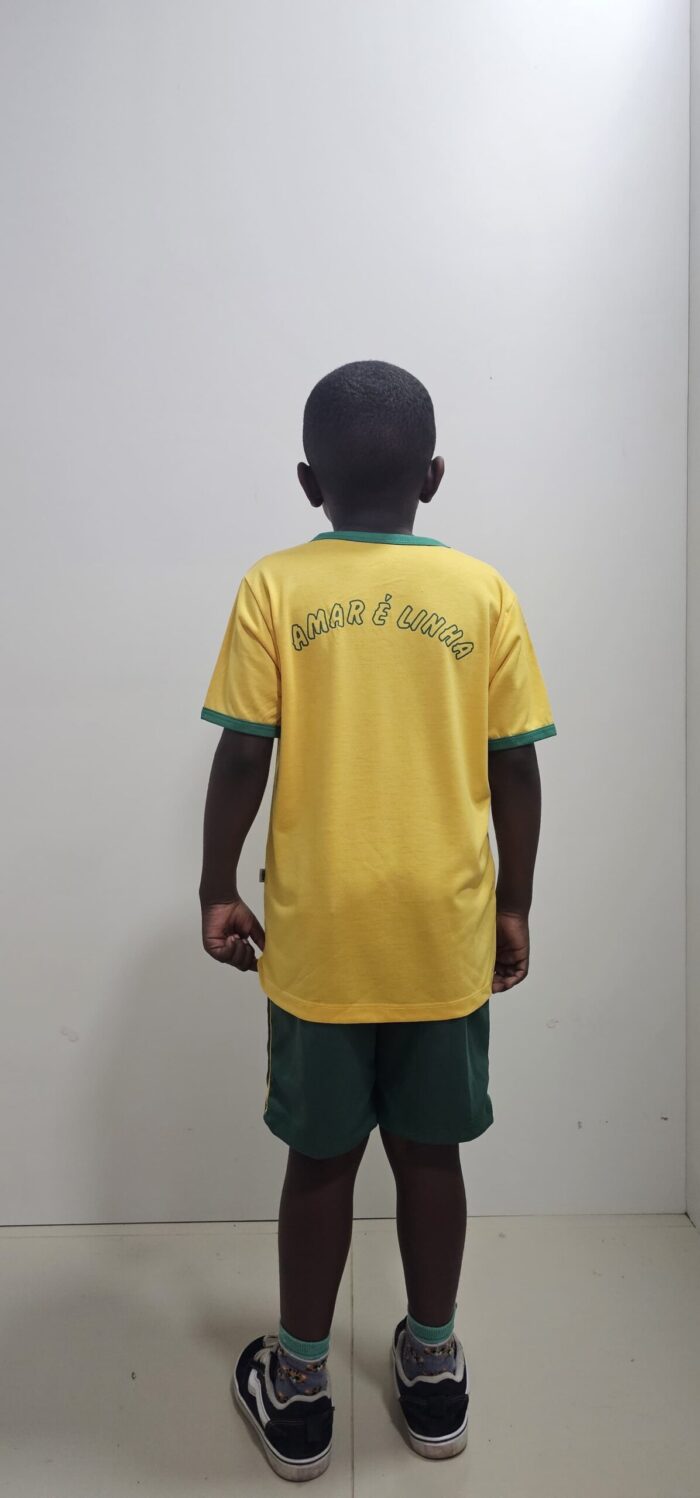 Camisa amarela de manga curta da escola Amarelinha em Bicas