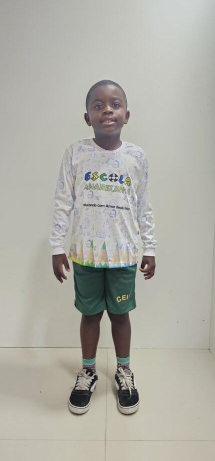 Camisa branca de manga longa do uniforme da Escola Amarelinha em Bicas