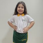 Uniforme da escola Amarelinha com camisa polo e short saia