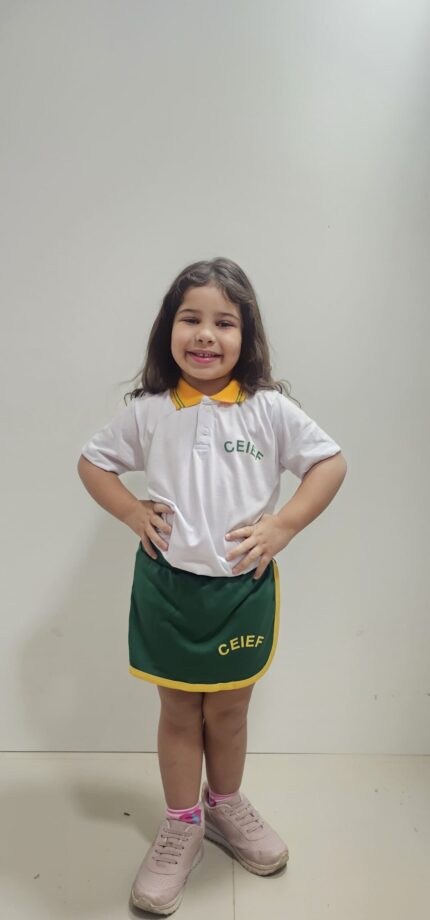 Uniforme da escola Amarelinha com camisa polo e short saia