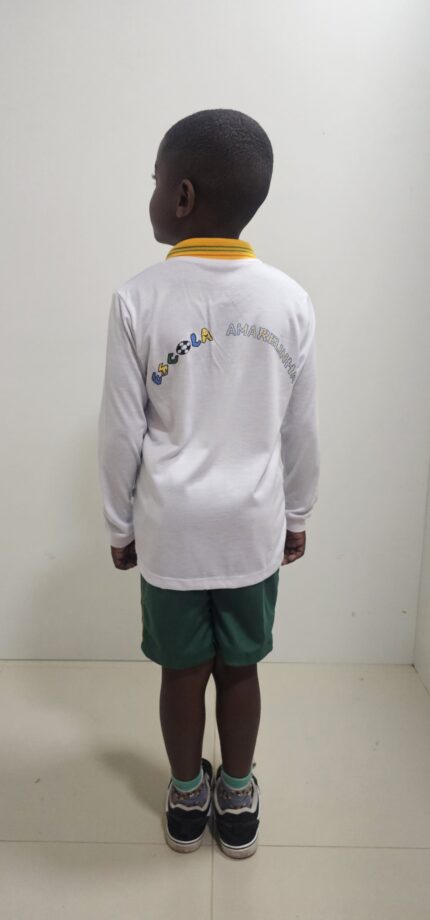 Camisa polo de manga longa na cor amarelinha, ideal para uniformes escolares.