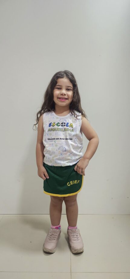 Regata branca com short saia, uniforme da Escola Amarelinha em Bicas.