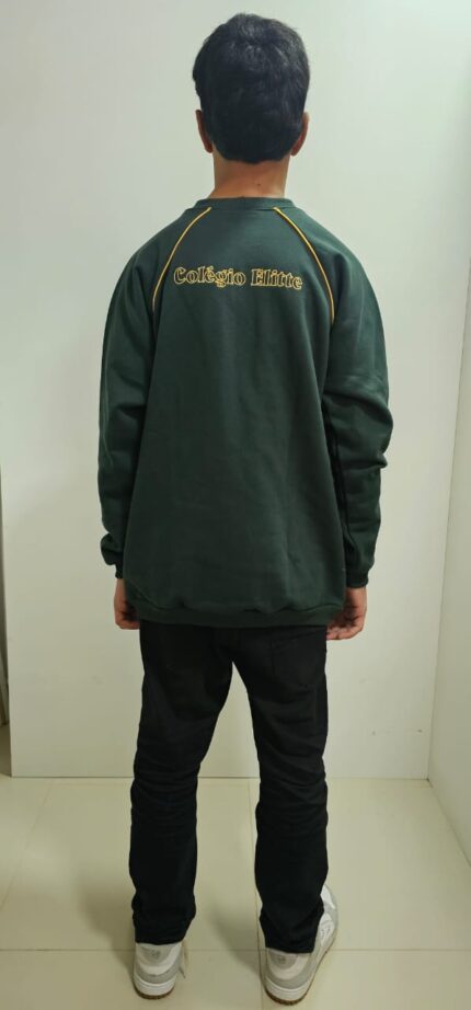 Casaco felpado ELITTE, ideal para uniformes escolares na Escola Elitte em Bicas.