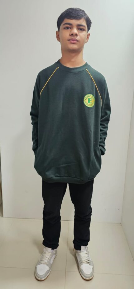 Casaco felpado ELITTE em tom escuro, ideal para uniformes escolares.