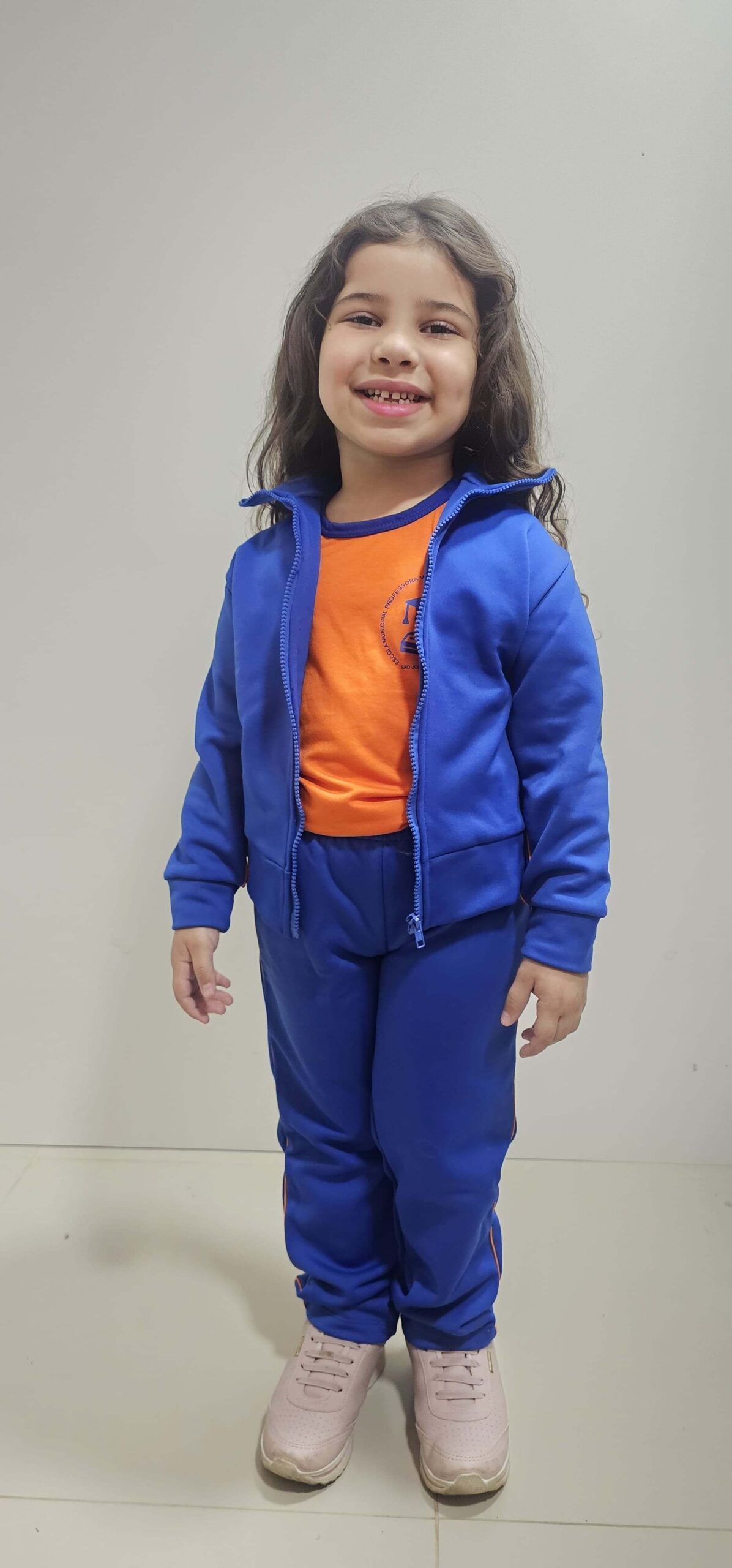 Casacos e calças da coleção Maria dos Anjos da D&M Uniformes Profissionais.