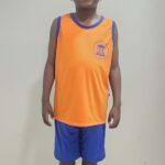 Modelo vestindo regata e bermuda da D&M Uniformes Profissionais