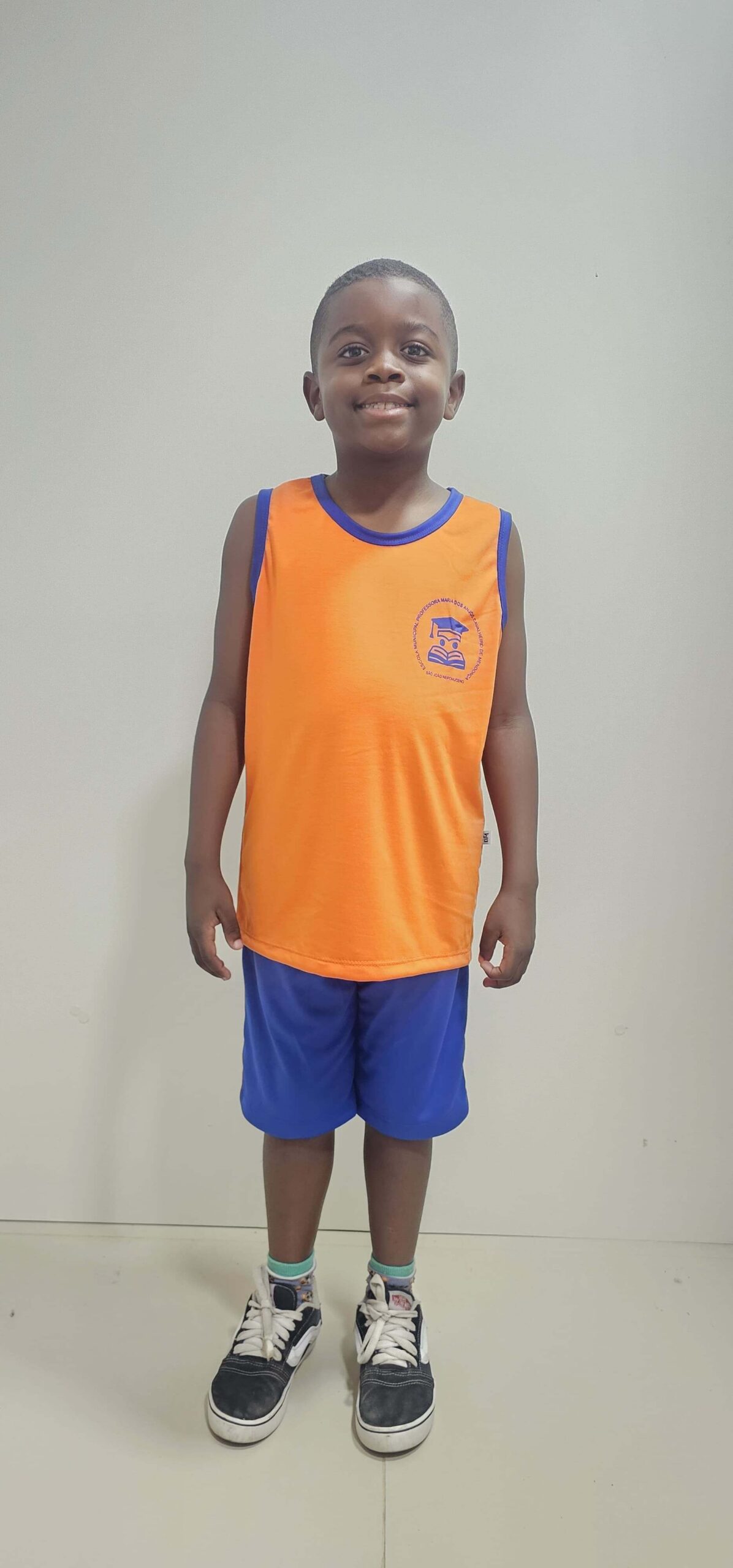 Modelo vestindo regata e bermuda da D&M Uniformes Profissionais