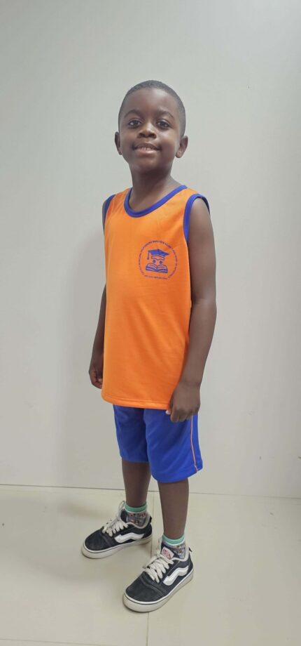 Modelo usando regata e bermuda da D&M Uniformes Profissionais