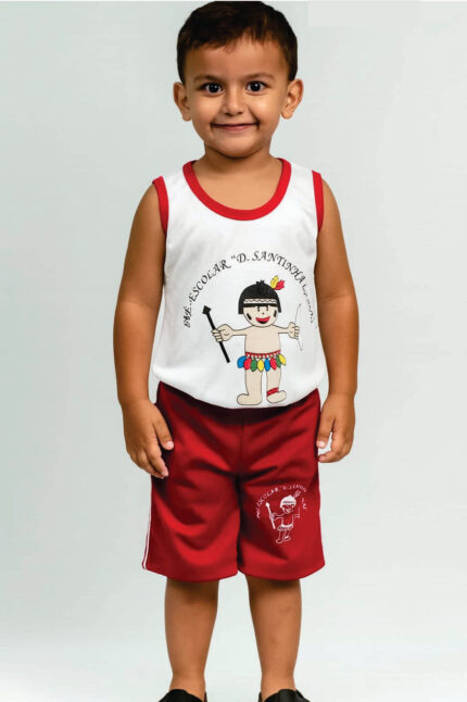 Regata pré-escolar branca com detalhes em vermelho e desenho colorido.