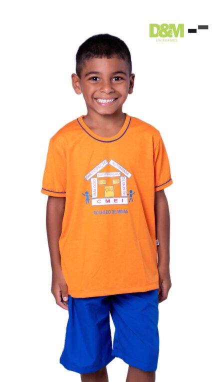 Camisa CMEI com estampa colorida para crianças, uniforme escolar em Rochedo de Minas.